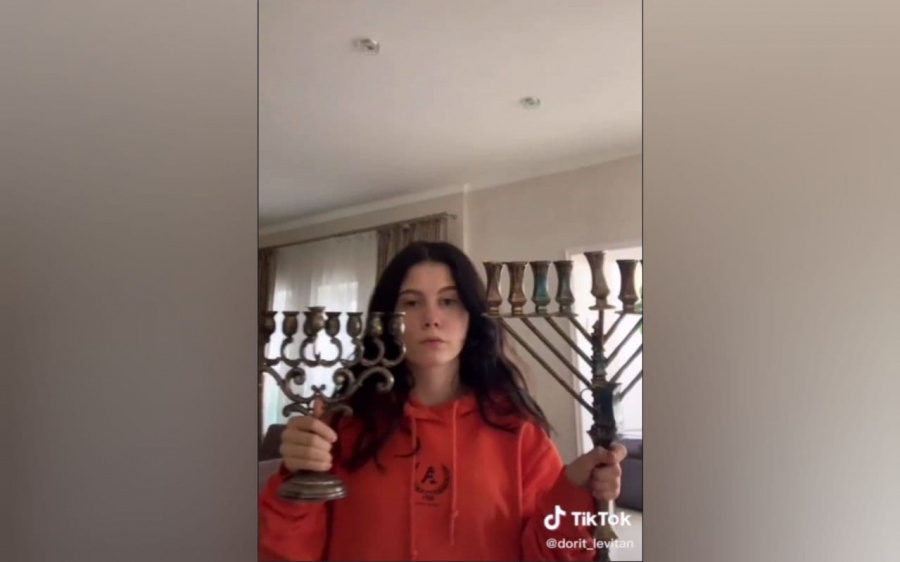 Девушка с еврейскими подсвечниками на одном из видео